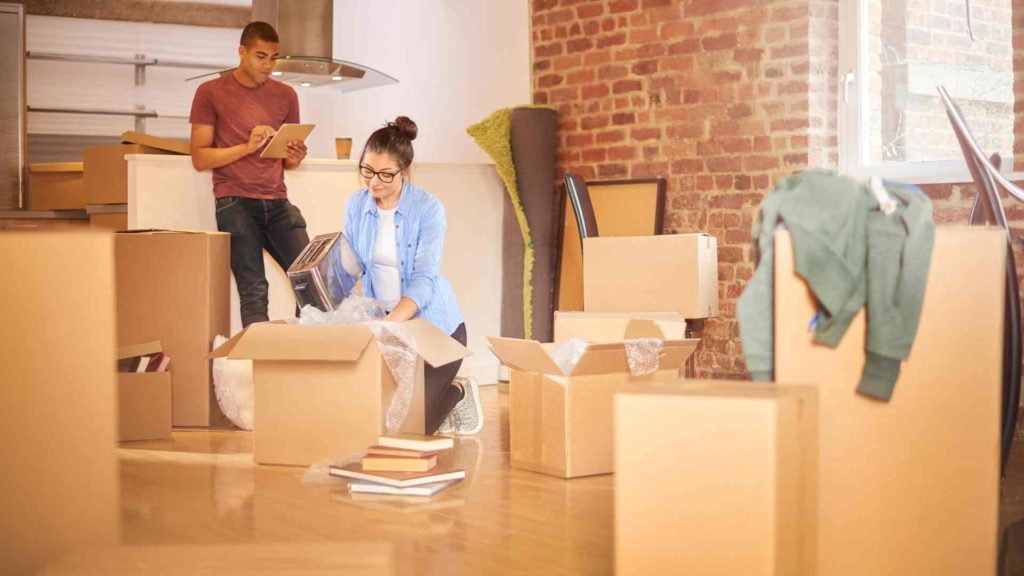 Men and Women packing boxes | The Moving Company Gold Coast