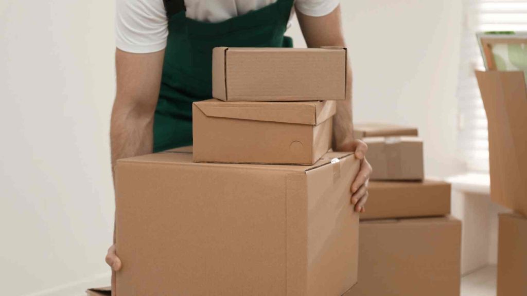 worker carrying box | The Moving Company Gold Coast